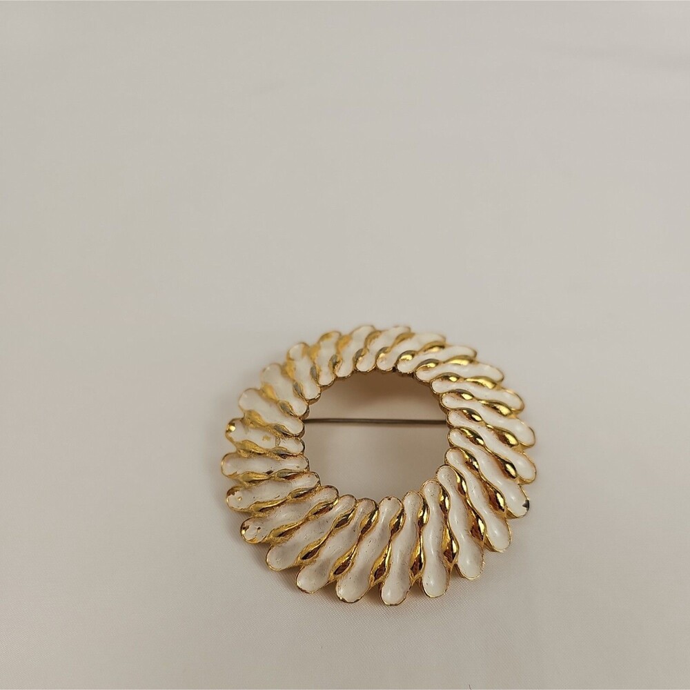 Vintage 1960s Trifari White Enamel Gold Tone Wreath Brooch Signed